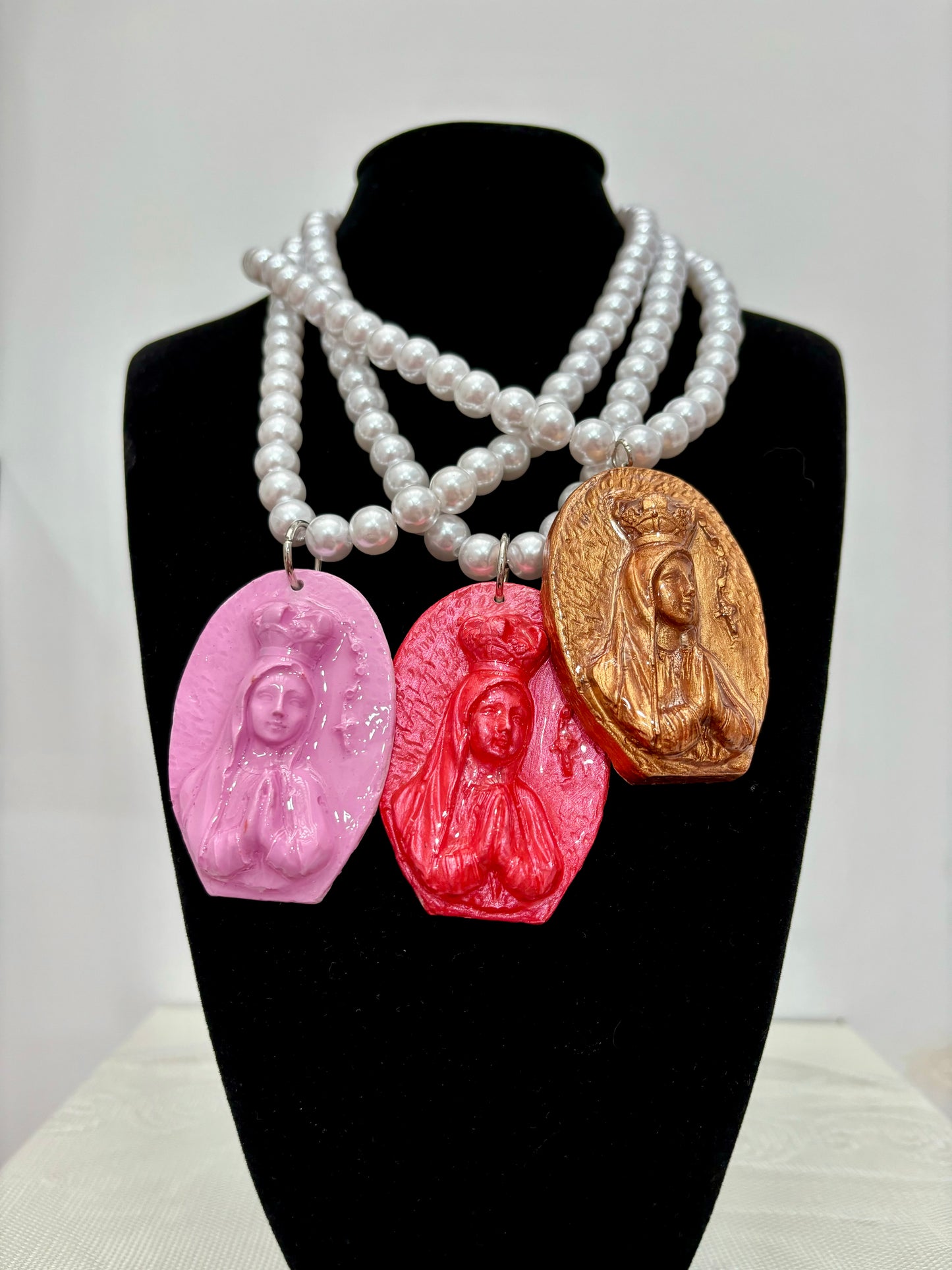 COLLAR VIRGENCITA ROSA METALIZADO