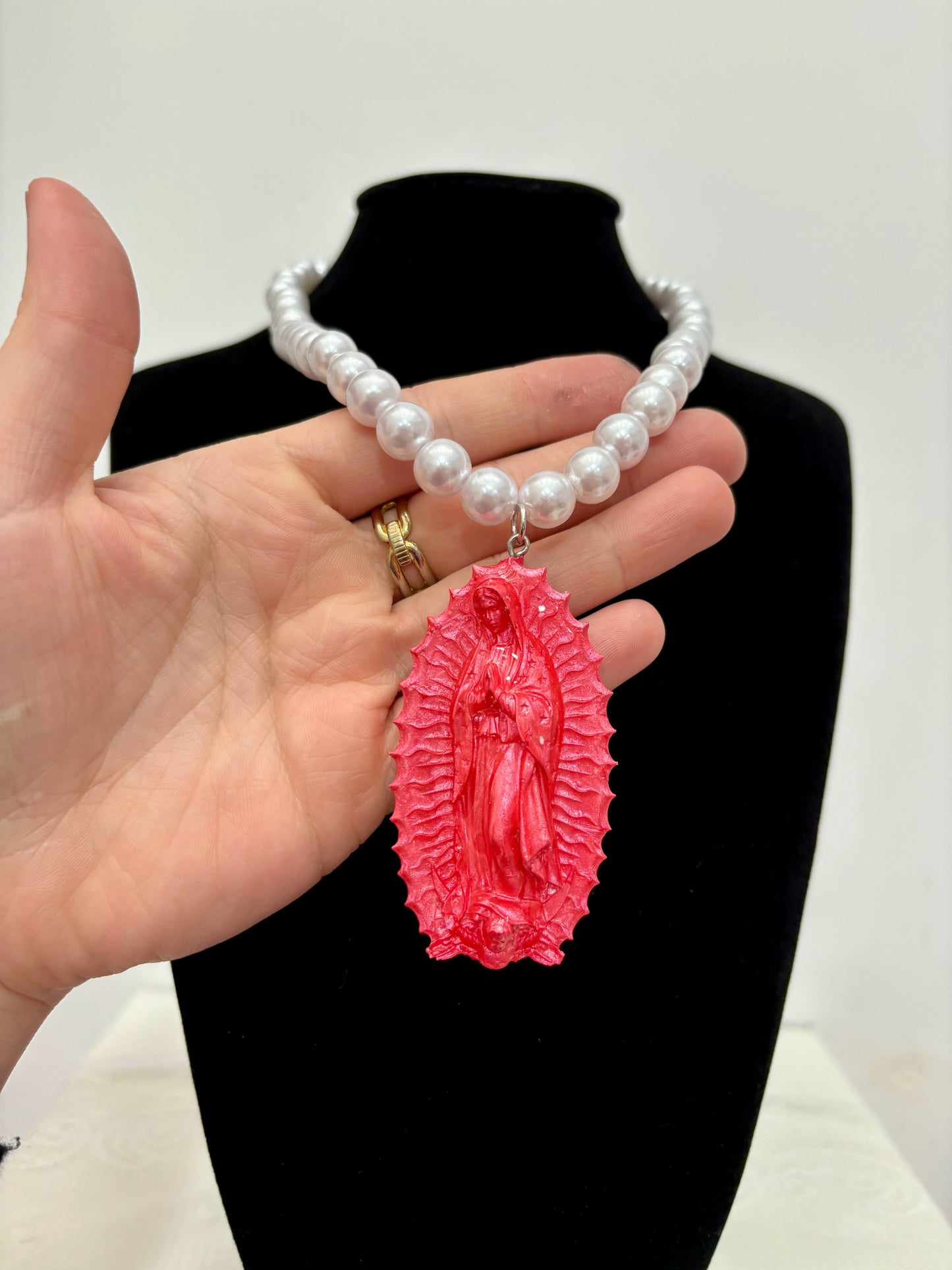 COLLAR VIRGEN DE GUADALUPE ROSA METALIZADO