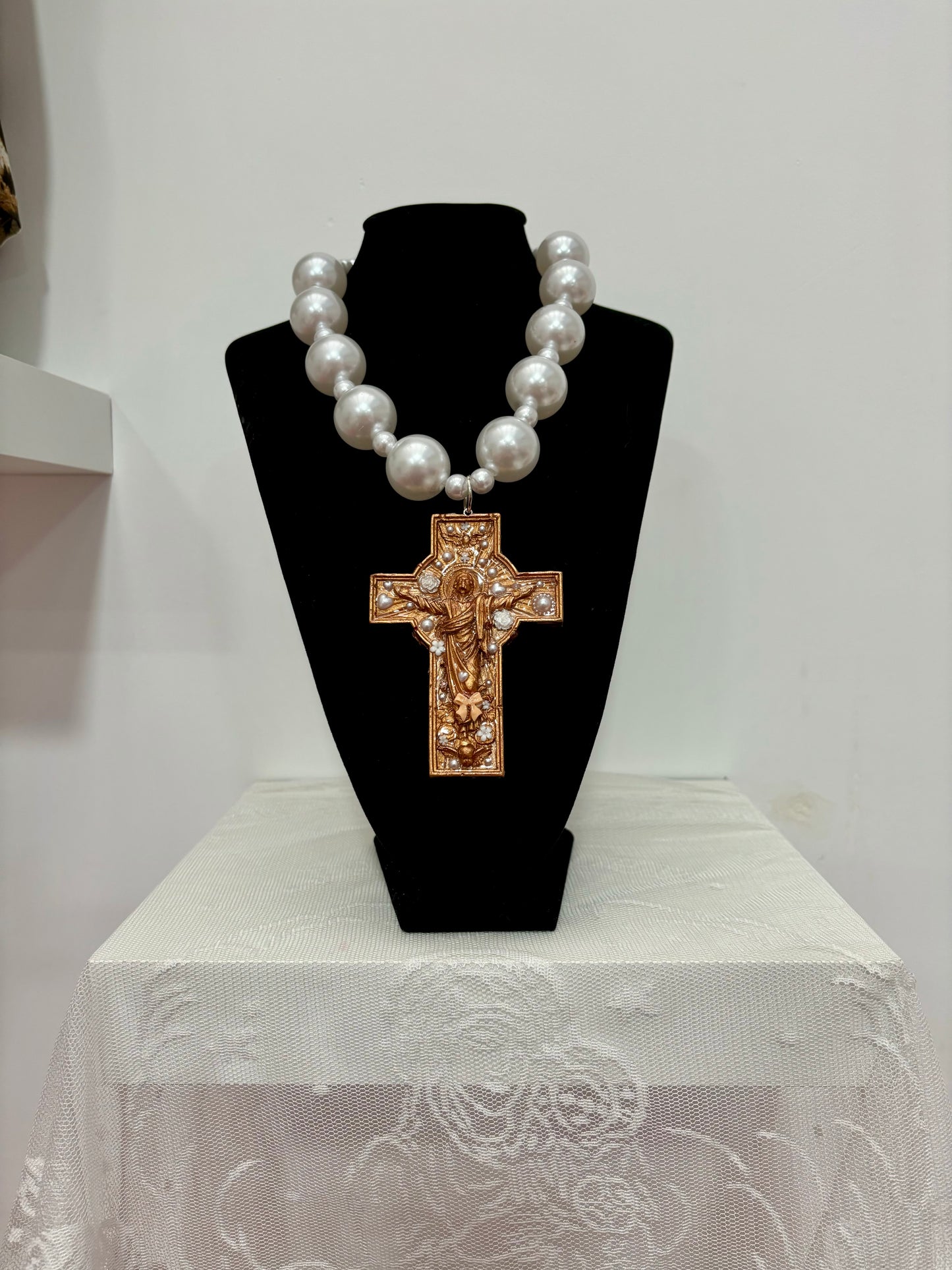 COLLAR PERLAS PARA CRISTO DORADO