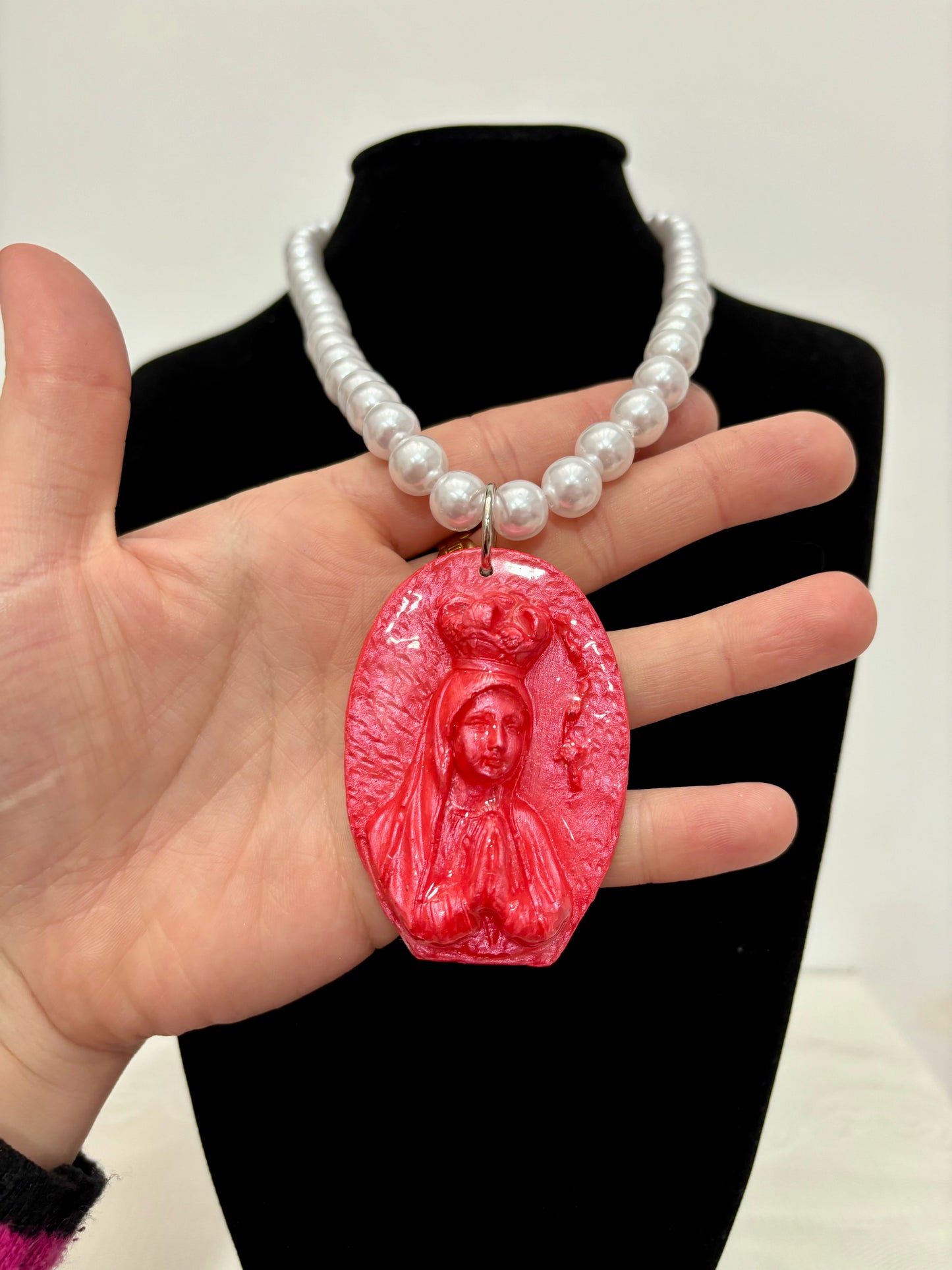 COLLAR VIRGENCITA ROSA METALIZADO