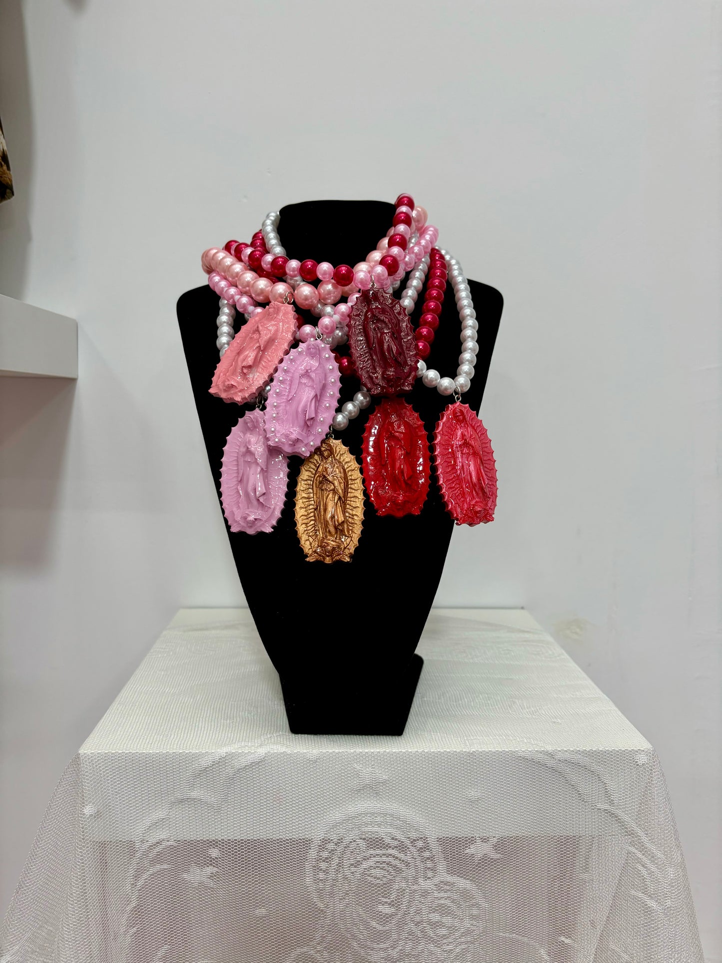 COLLAR VIRGEN DE GUADALUPE ROSA METALIZADO