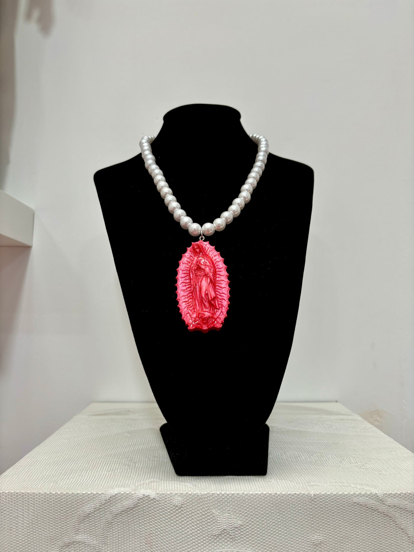 COLLAR VIRGEN DE GUADALUPE ROSA METALIZADO