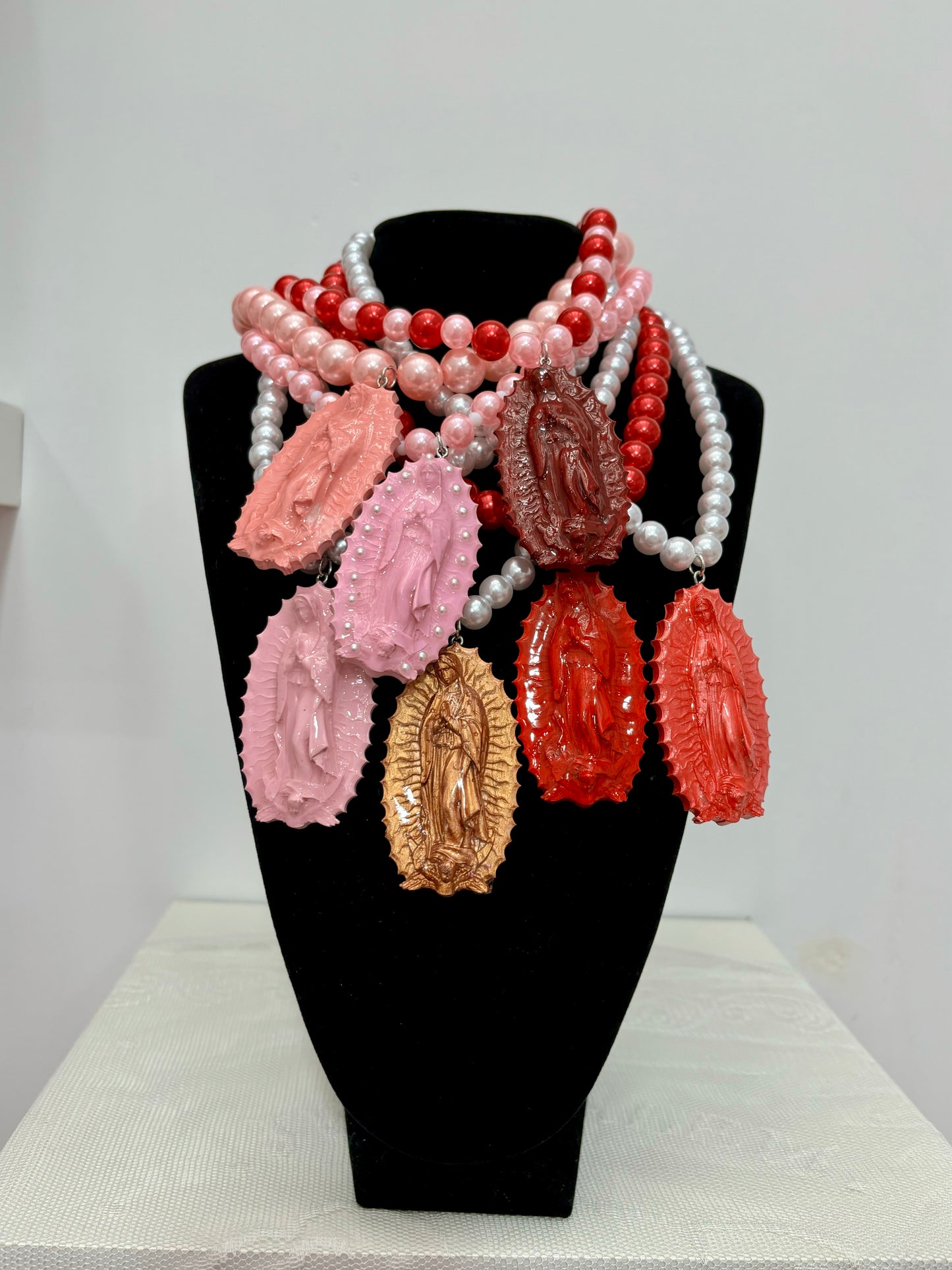 COLLAR VIRGEN DE GUADALUPE ROSA METALIZADO