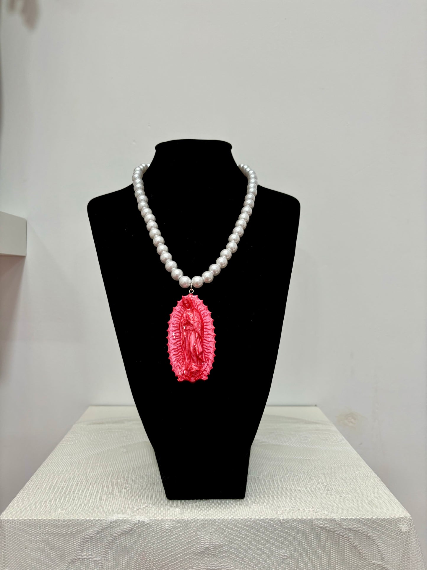COLLAR VIRGEN DE GUADALUPE ROSA METALIZADO