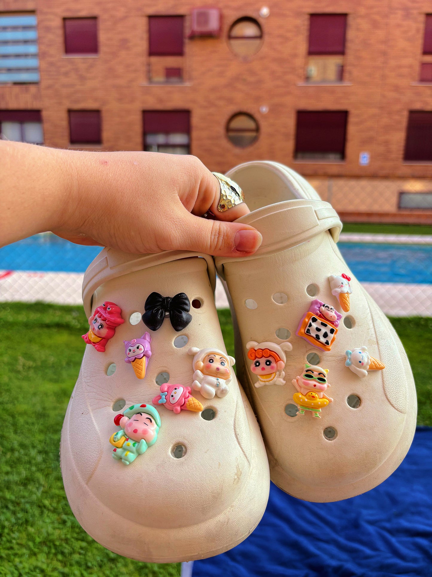 Charms Zuecos Shin Chan