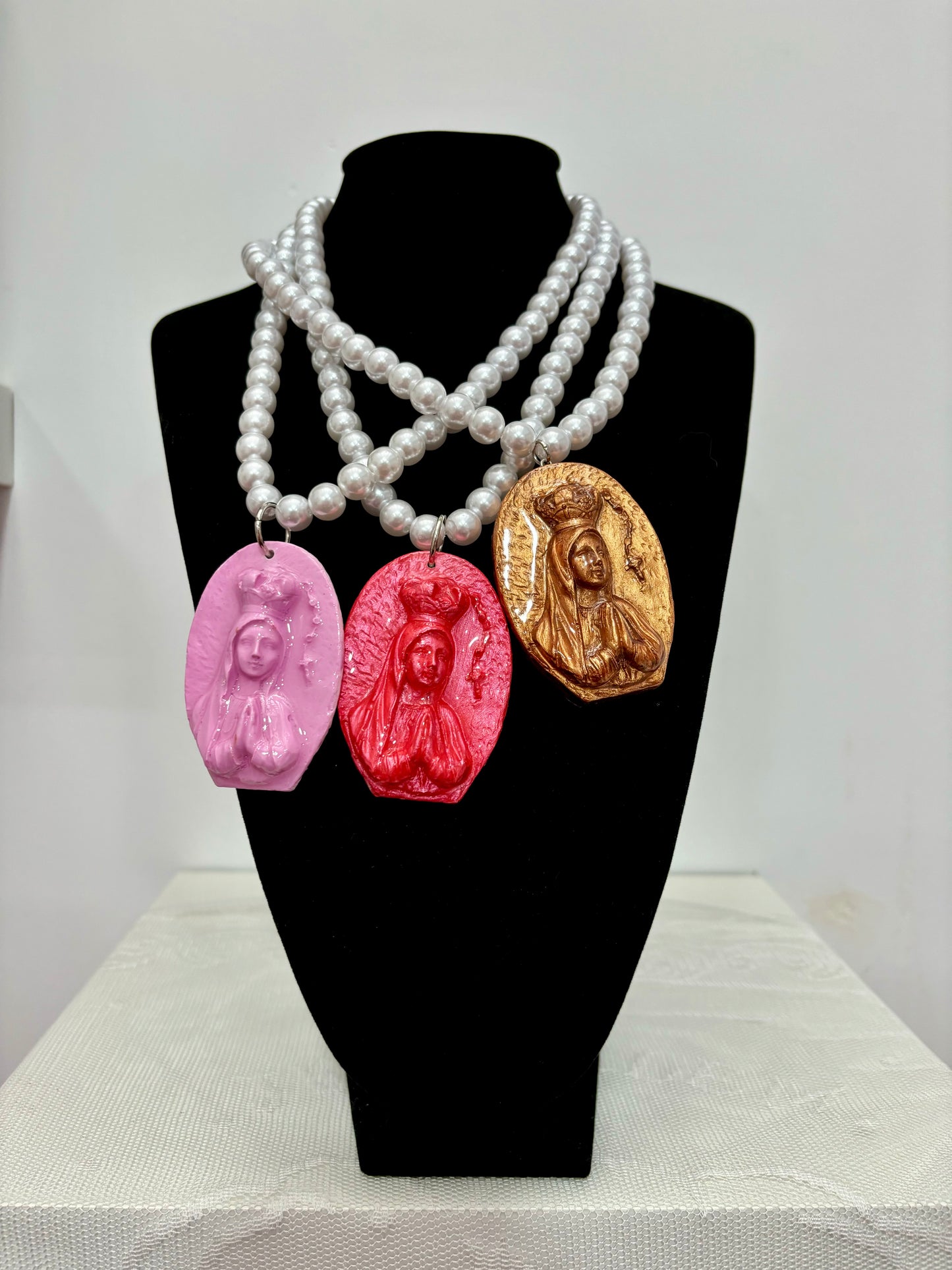 COLLAR VIRGENCITA ROSA METALIZADO