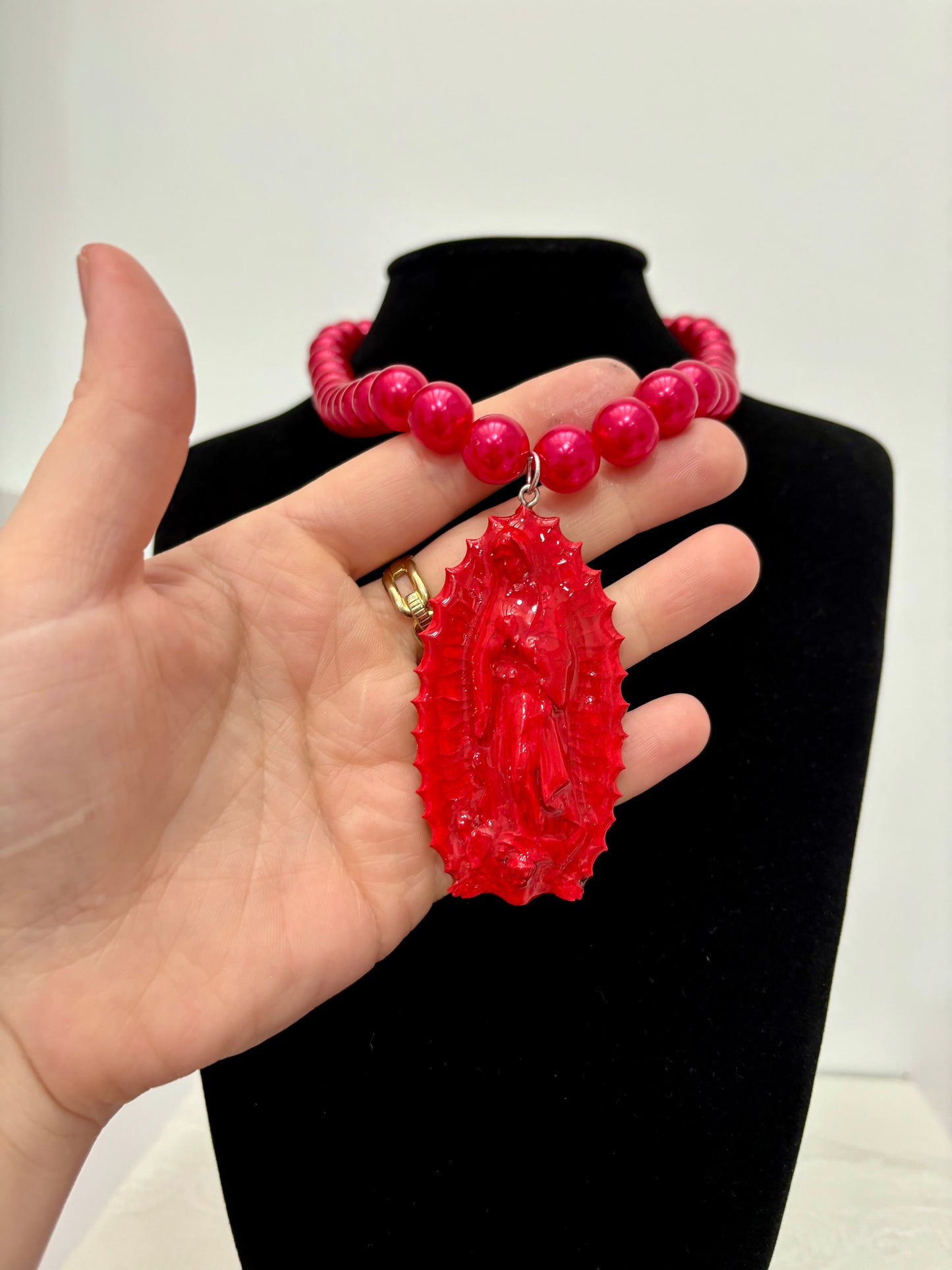 COLLAR VIRGEN DE GUADALUPE ROJO