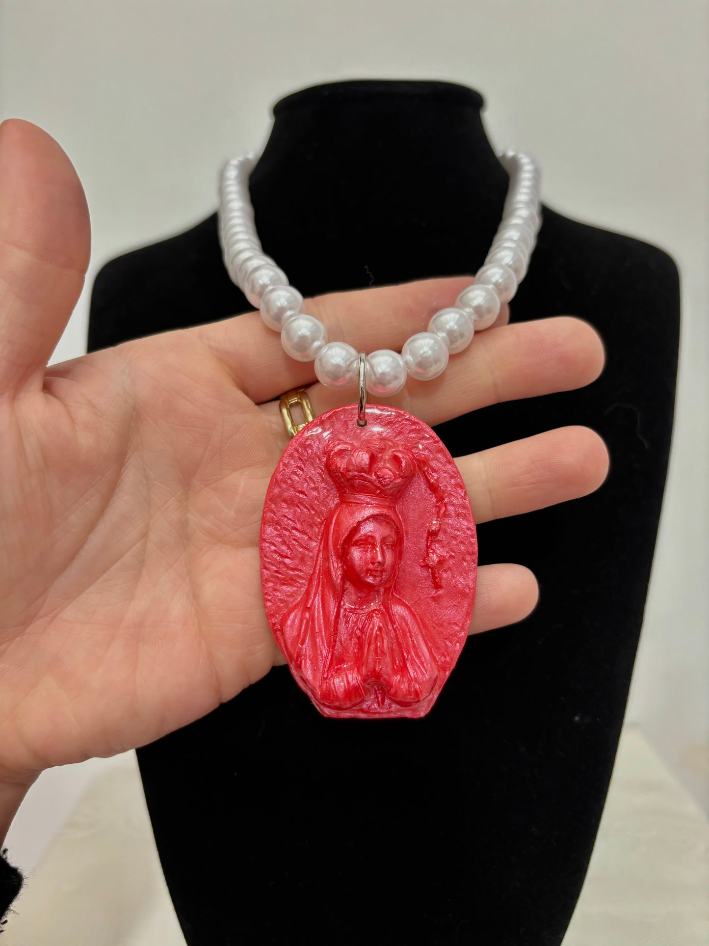 COLLAR VIRGENCITA ROSA METALIZADO