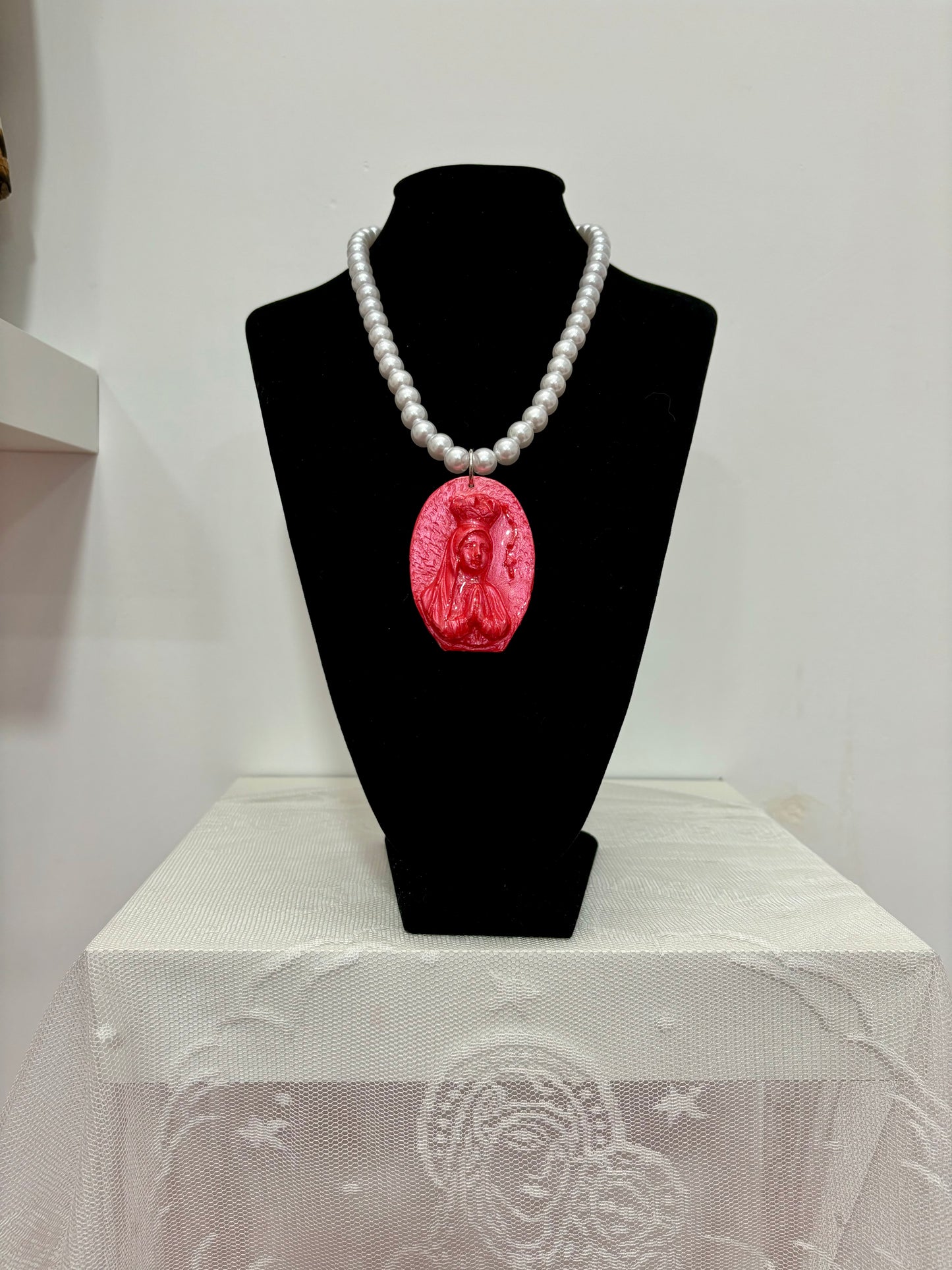 COLLAR VIRGENCITA ROSA METALIZADO